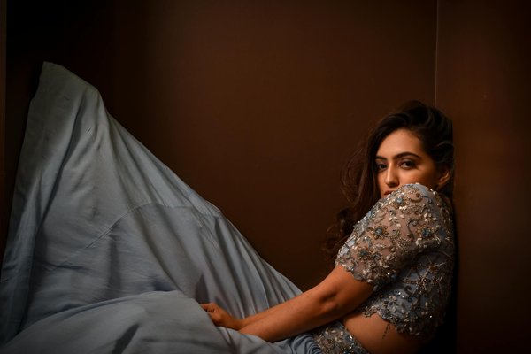 Chic et Confort : Astuces Intemporelles pour Porter des Pantalons Larges avec des Talons Hauts !