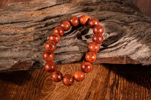 Ajoutez une touche naturelle à votre look avec un bracelet bois